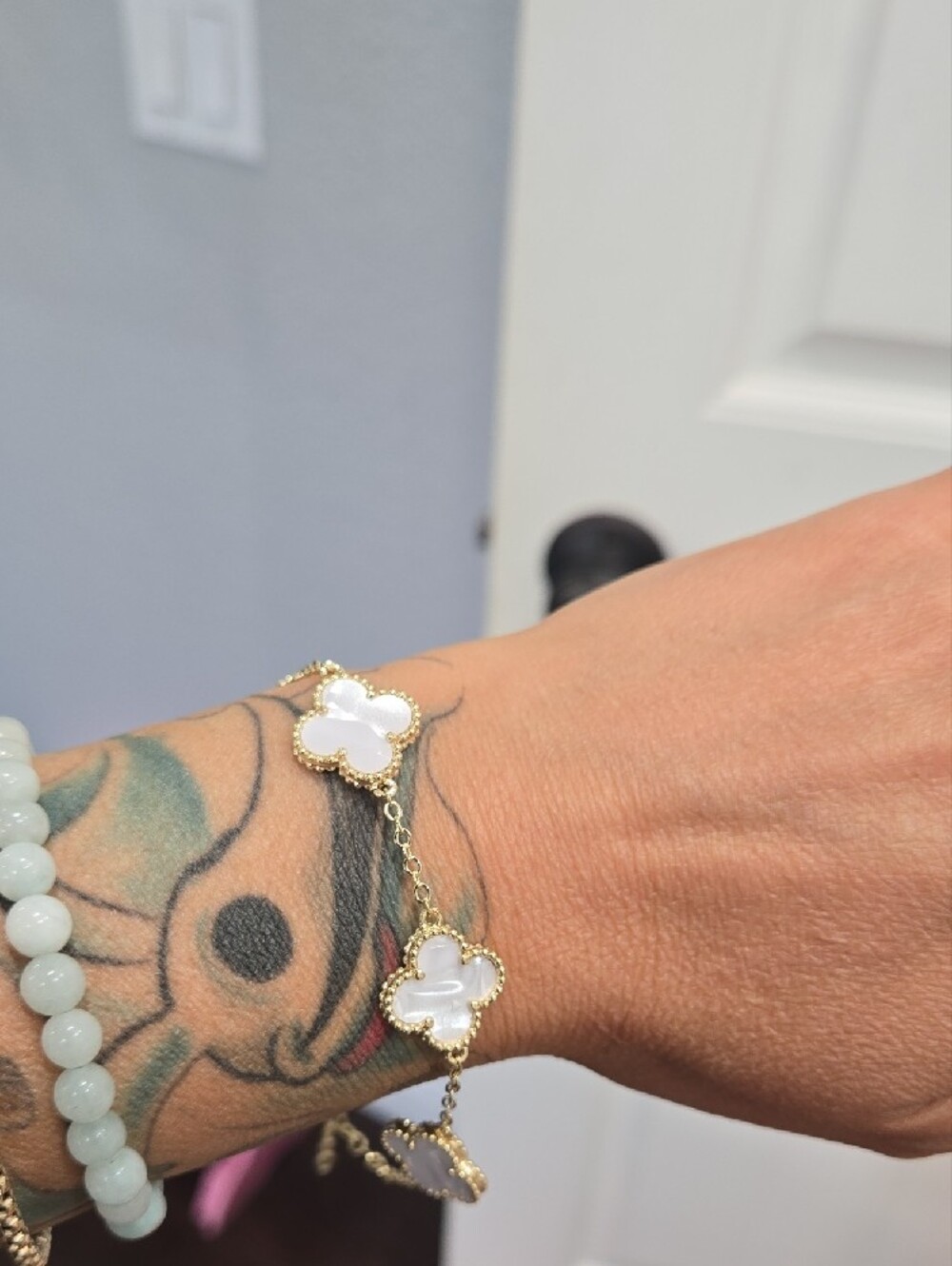 14k Gold Filled Bracelet with Mother Of Pearl Clover Motifs - Picture 2 of 3